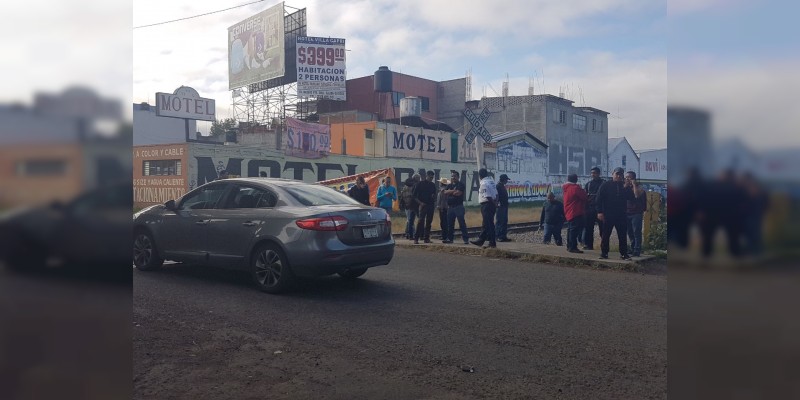 Profesores de la CNTE bloquean las vías del tren en tres puentes - Foto 1 