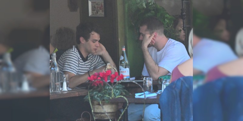 Sorprenden a Sam Smith besándose con protagonista de '13 Reasons Why' - Foto 0 