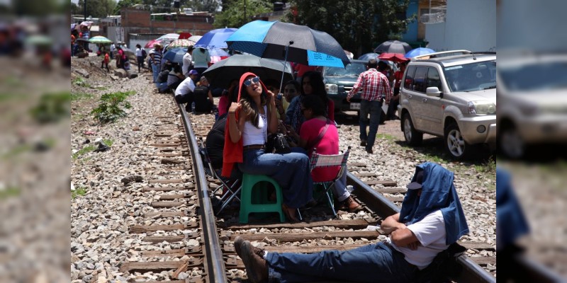 CNTE bloquea vías ferroviarias en tres puentes 