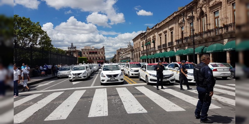 Arriba la caravana de transportistas a Palacio de Gobierno - Foto 0 
