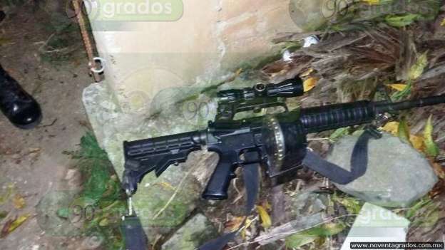Detienen a escandaloso, ebrio y desnudo con AR-15 en Tacámbaro, Michoacán - Foto 1 