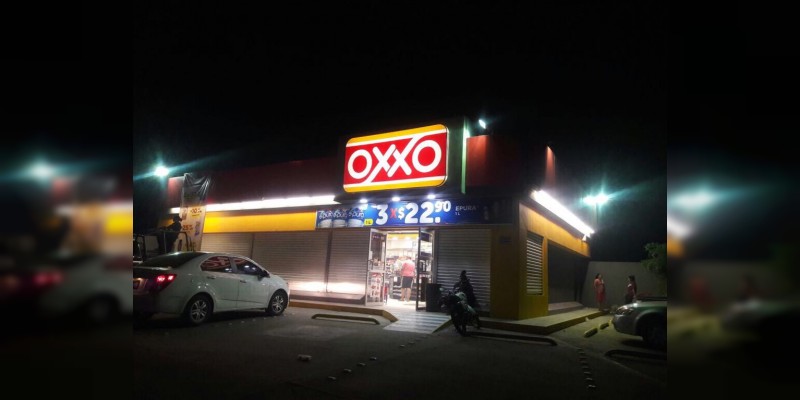 Apatzingán: Sujetos asaltan OXXO y luego intentan incendiarlo - Foto 1 