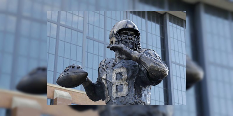 Develan estatua en honor a Peyton Manning 