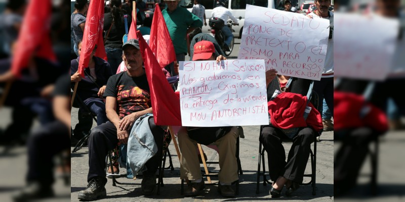 Antorchistas se manifiestan frente a Sedatu 