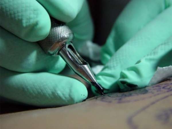Continúan dudas sobre seguridad de los tatuajes 