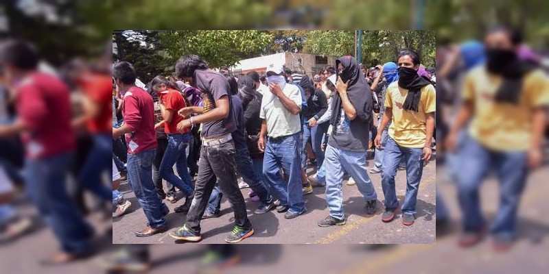 Marchan normalistas rumbo al centro histórico de Morelia 