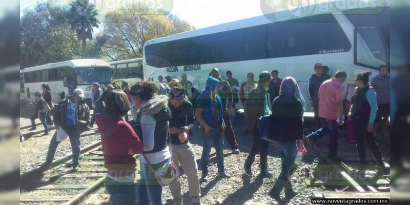 Van 30 vehículos que secuestran normalistas en la Morelia - Pátzcuaro 
