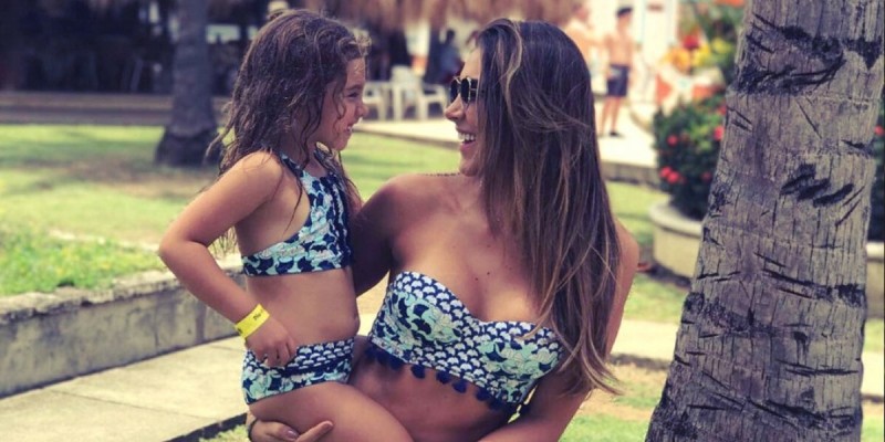 Daniela Ospina exhibe a su hija desnuda en una tina