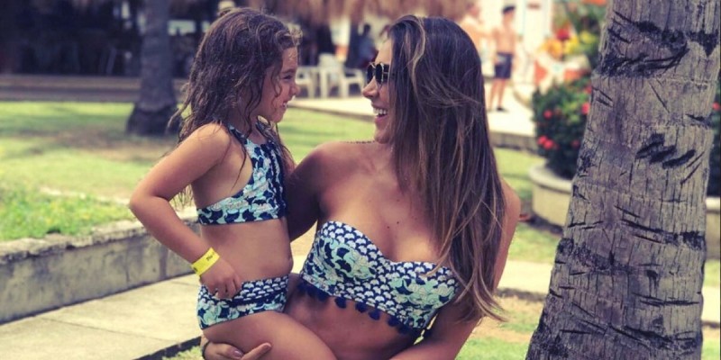 Daniela Ospina exhibe a su hija desnuda en una tina  