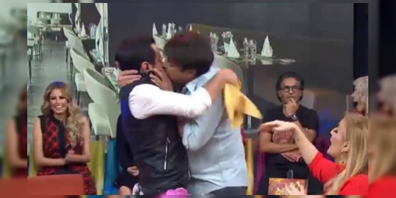 Hijo de Derbez y él ”Burro“ Van Ranking se besan en el programa ”HOY“ 