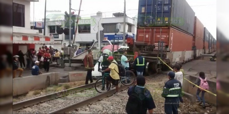 Irresponsable taxista arrollado por el tren se dio a la fuga - Foto 1 