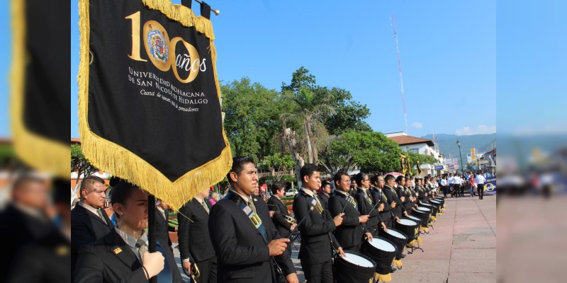 Condecora el Ayuntamiento de Apatzingán a UMSNH por su Centenario 