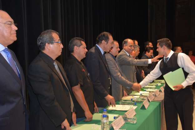 Deben los profesionistas aprovechar la oportunidad social de servir con ética - Foto 2 