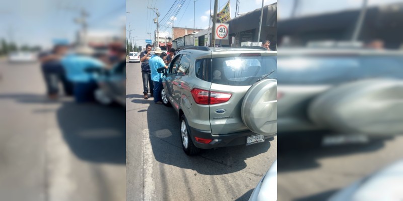 Taxistas detienen dos autos Uber en Morelia - Foto 1 