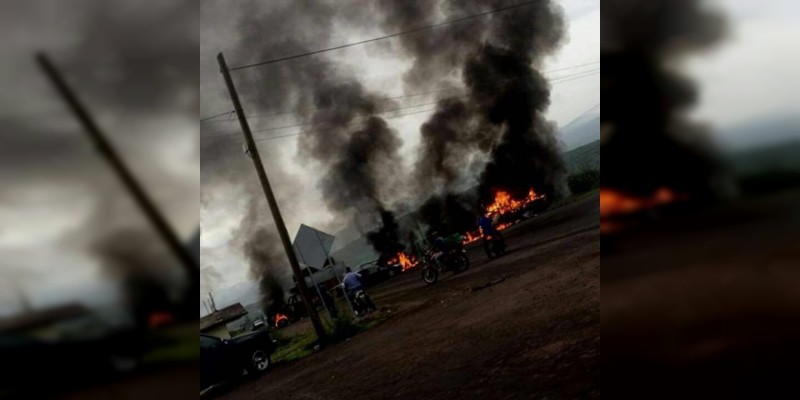 Desconocidos incendian vehículo en Apatzingán  