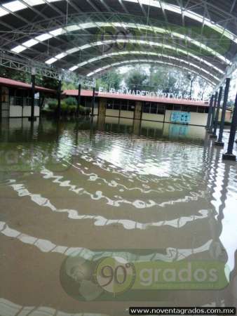 Por severa inundación, suspenden clases en escuela primaria de Morelia - Foto 1 