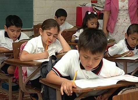Bajo amenazas de la CNTE, alumnos regresan a clases en Michoacán 
