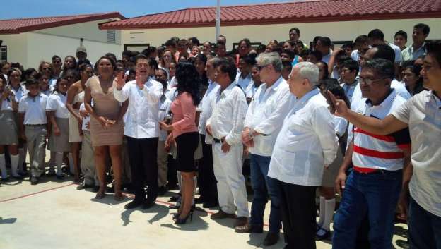 Inaugura Enrique Peña ciclo escolar 2015 - 2016 en Coyuca, Guerrero 