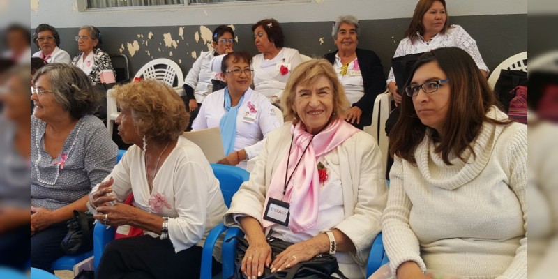 Celebran jubilados a médicos con ”La Bata Bien Puesta“ - Foto 0 