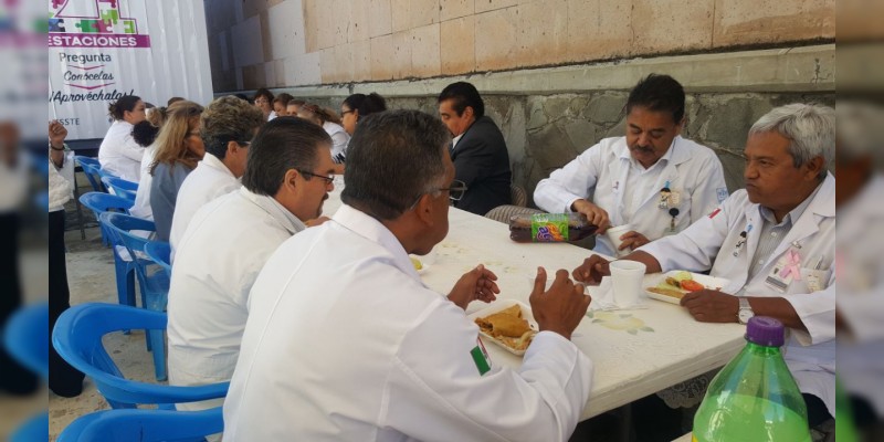 Celebran jubilados a médicos con ”La Bata Bien Puesta“ - Foto 1 
