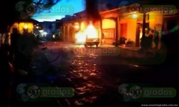 Habitantes queman patrulla y apedrean la Presidencia Municipal de Tangancícuaro, Michoacán - Foto 0 