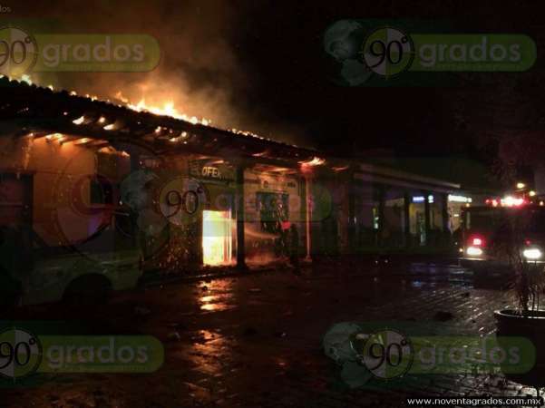 Habitantes queman patrulla y apedrean la Presidencia Municipal de Tangancícuaro, Michoacán - Foto 1 