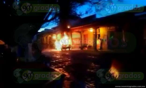 Habitantes queman patrulla y apedrean la Presidencia Municipal de Tangancícuaro, Michoacán - Foto 2 
