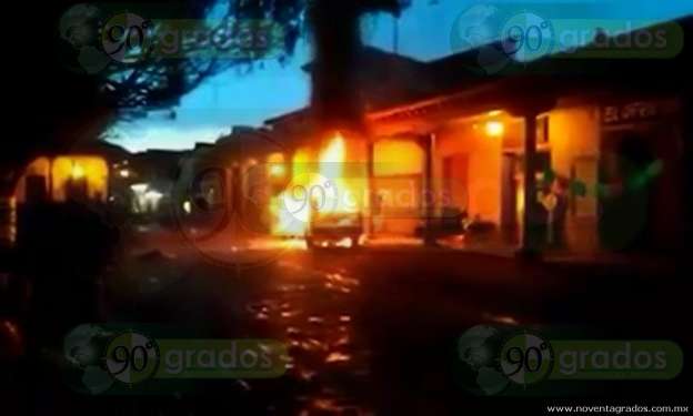 Habitantes queman patrulla y apedrean la Presidencia Municipal de Tangancícuaro, Michoacán - Foto 3 