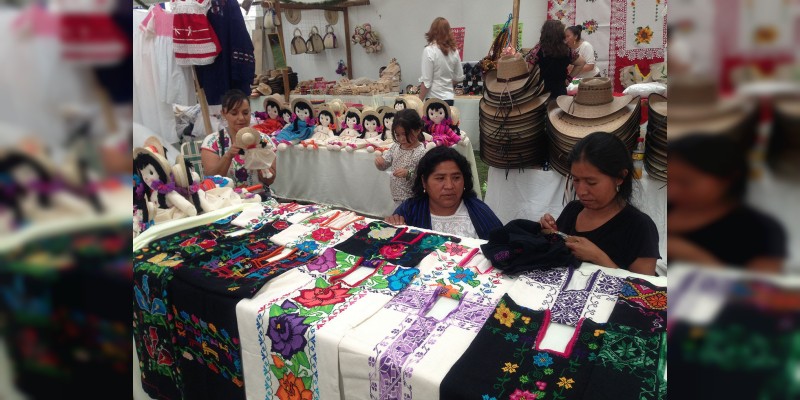 Inician este fin de semana Tianguis y venta de piezas de concurso artesanal por Noche de Muertos en Pátzcuaro 