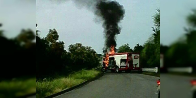 Delincuentes queman vehículos en Tierra Caliente  