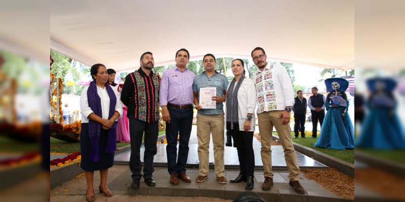 Premia Silvano Aureoles a talentos de la artesanía michoacana en Noche de Muertos 