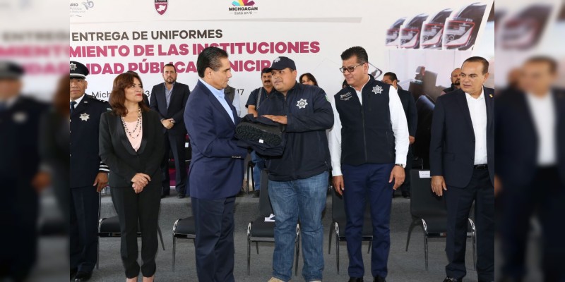Entrega Silvano Aureoles uniformes a policías de 102 municipios  