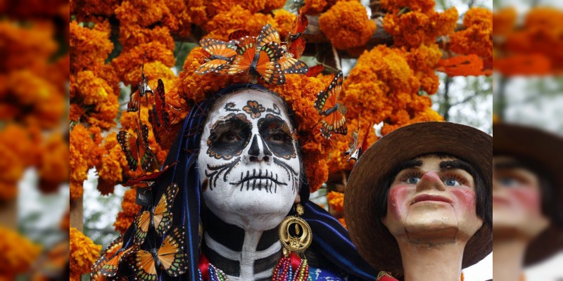 Colorido, respeto y gran afluencia de personas, registran panteones durante Día de Muertos en Morelia 