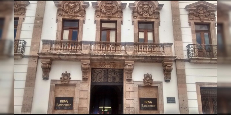 Embargan sucursal BBVA Bancomer en el centro de Morelia 