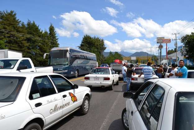 Bloquean carretera frente al CETIS Uruapan, Michoacán; exigen renuncia del director - Foto 0 