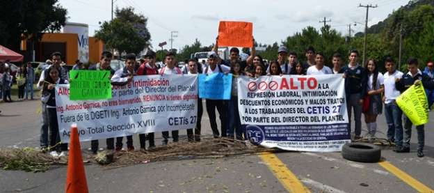 Bloquean carretera frente al CETIS Uruapan, Michoacán; exigen renuncia del director - Foto 1 