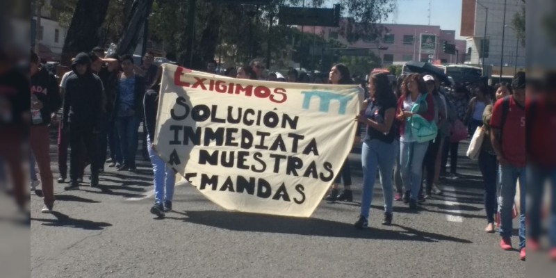 Inicia marcha de normalistas rumbo al centro de Morelia 