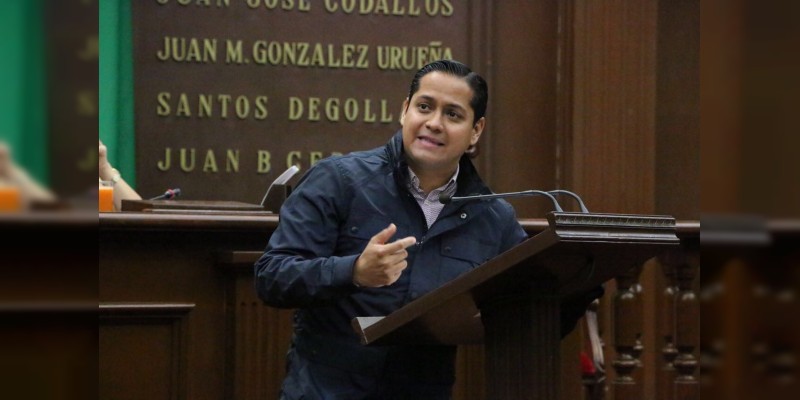 Presenta Daniel Moncada propuesta para modernizar taxis en Michoacán 