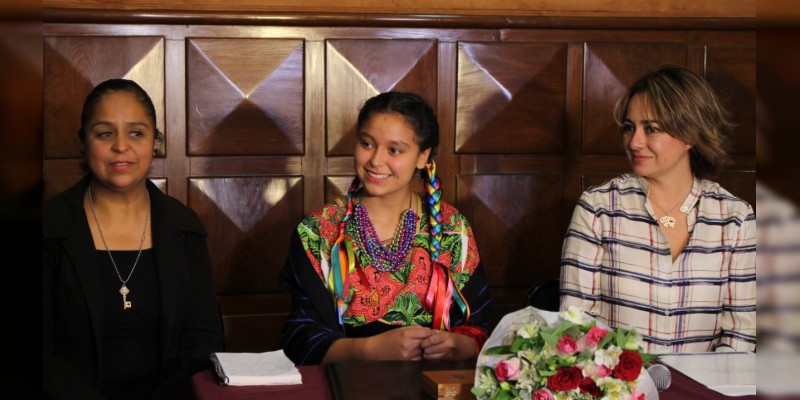 Sectur Michoacán reconoce a la niña Yaneri Premio Nacional de la Juventud 2017 