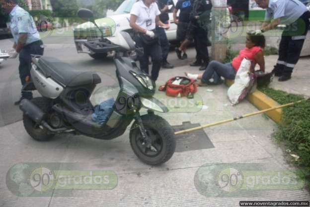 Heridos dos motociclistas al chocar contra puerta de camioneta, en Apatzingán, Michoacán - Foto 2 