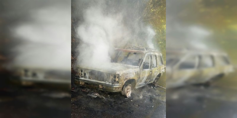 Arde en llamas vehículo en la Zitácuaro - Tuzantla - Foto 0 