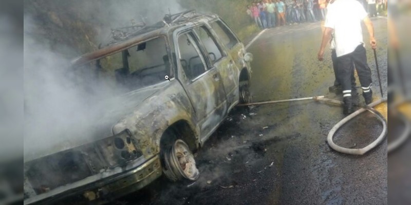 Arde en llamas vehículo en la Zitácuaro - Tuzantla - Foto 1 
