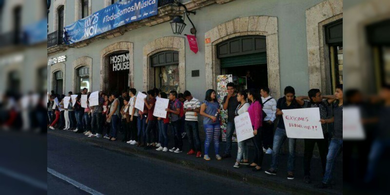 Estudiantes de la UMSNH se manifiestan frente a Congreso del Estado 
