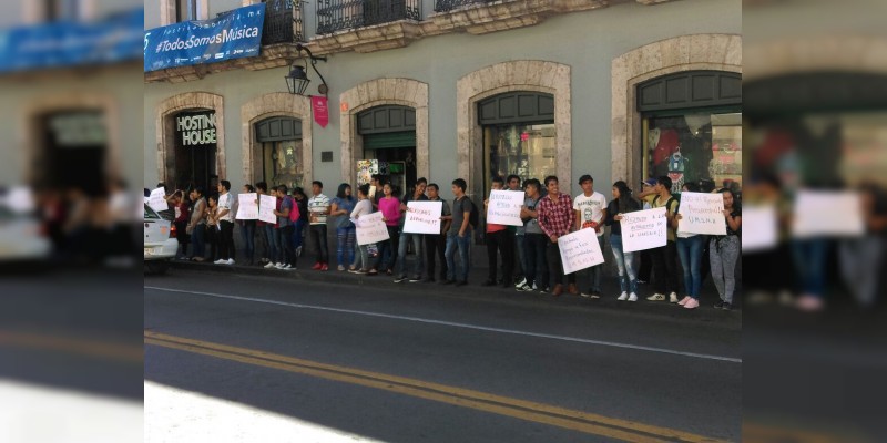 Se manifiestan ante el Congreso local para demandar mayor presupuesto a la UMSNH 