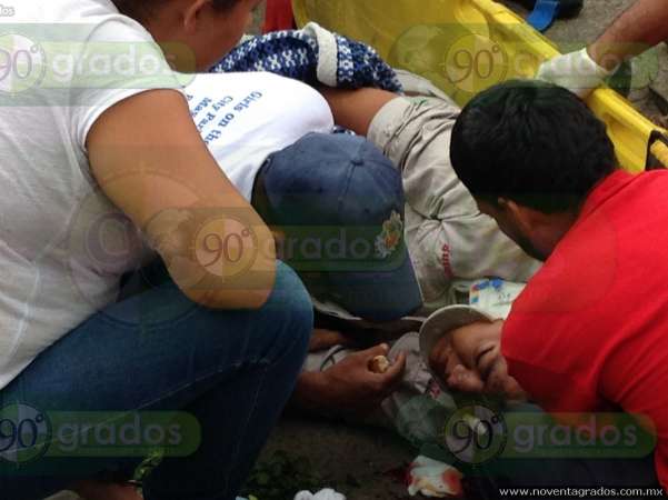Gravemente herido trabajador municipal tras electrocutarse y caer de poste, en Uruapan, Michoacán - Foto 1 