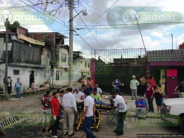 Gravemente herido trabajador municipal tras electrocutarse y caer de poste, en Uruapan, Michoacán - Foto 2 