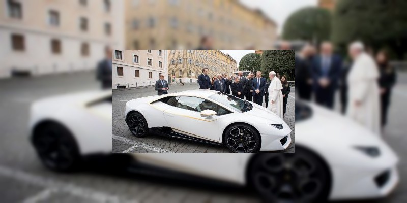 Regalan un Lamborghini al papa Francisco 