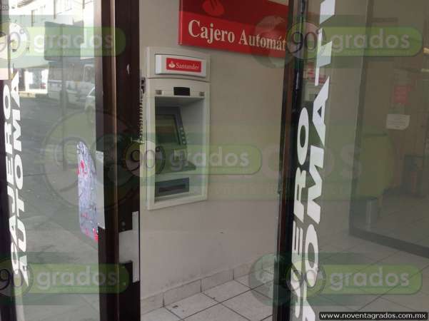 Alerta en banco de Uruapan por humo - Foto 1 