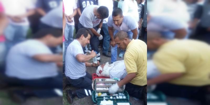 Resulta herido en accidente vehicular en la carretera en Zitácuaro  