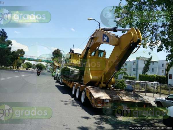 Retroexcavadora causa daños en puente vehícular de Morelia - Foto 0 